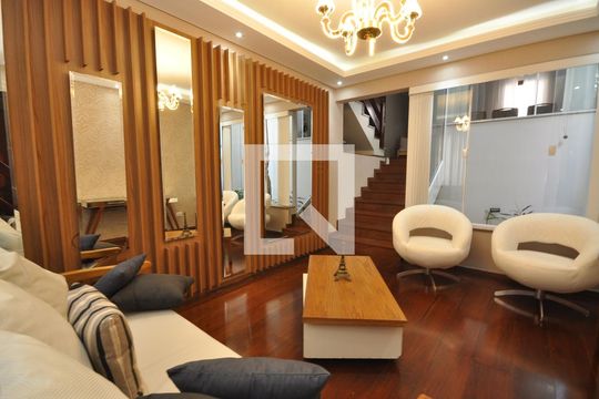Casa à venda com 4 quartos, 240m² em Jardim Guapira, São Paulo