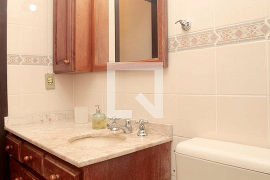 Banheiro Quartos 2 e 3 Suíte Americana de casa à venda com 5 quartos, 420m² em Petrópolis, Porto Alegre