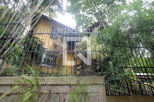 Fachada de casa à venda com 5 quartos, 420m² em Petrópolis, Porto Alegre