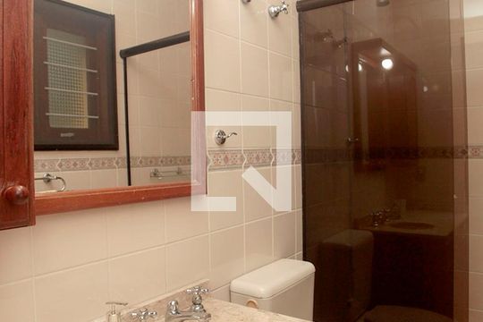 Banheiro Quartos 2 e 3 Suíte Americana de casa à venda com 5 quartos, 420m² em Petrópolis, Porto Alegre