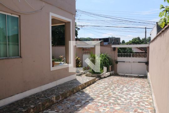 Área Externa de casa para alugar com 4 quartos, 600m² em Posse, Nova Iguaçu