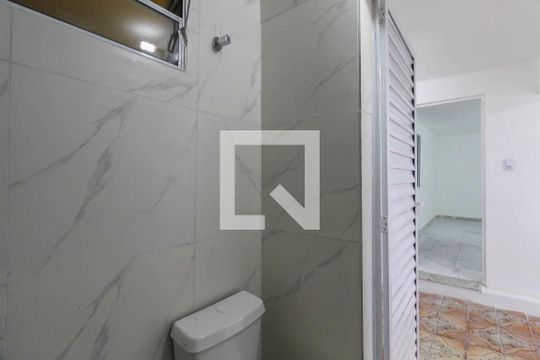 Banheiro de casa para alugar com 1 quarto, 45m² em Jardim Guairaca, São Paulo