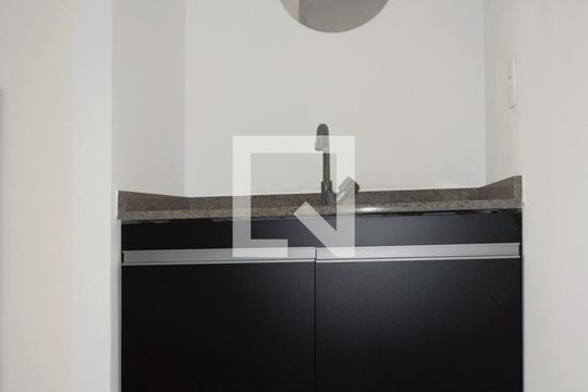 Banheiro de kitnet/studio para alugar com 1 quarto, 29m² em Vila Madalena, São Paulo