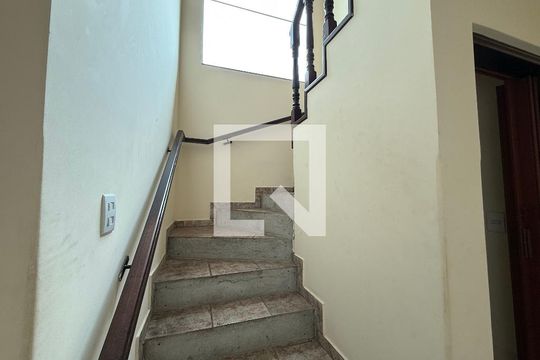 Escada de casa para alugar com 3 quartos, 300m² em Parque Suzano, Suzano