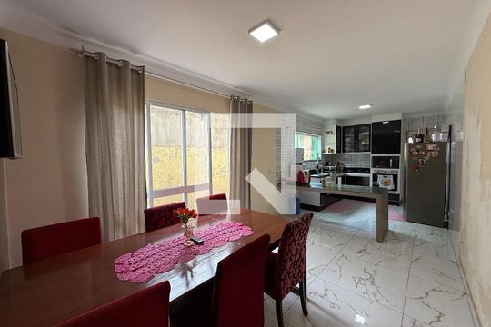 Casa para alugar com 3 quartos, 300m² em Parque Suzano, Suzano