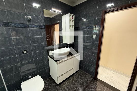 Banheiro 2 de casa para alugar com 3 quartos, 300m² em Parque Suzano, Suzano