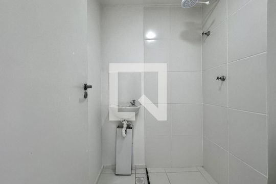 Banheiro de kitnet/studio para alugar com 1 quarto, 20m² em Jardim Aeroporto, São Paulo