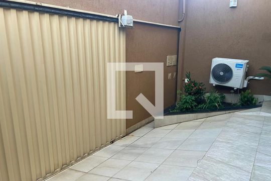 Garagem de casa à venda com 3 quartos, 289m² em Heliópolis, Belo Horizonte