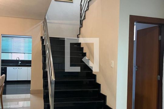 Escada de casa à venda com 3 quartos, 289m² em Heliópolis, Belo Horizonte
