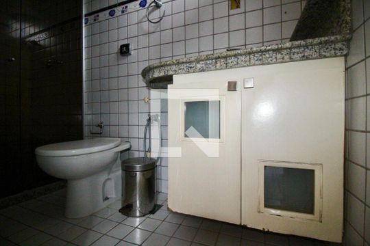 Banheiro da Suíte 1 de casa para alugar com 4 quartos, 200m² em Campinas de Brotas, Salvador