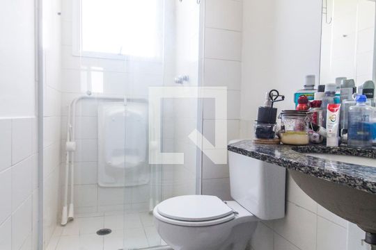 Banheiro da Suíte de apartamento à venda com 2 quartos, 73m² em Jardim Tupanci, Barueri