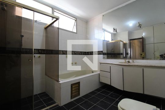 Banheiro da Suíte de apartamento para alugar com 3 quartos, 190m² em Itaim Bibi, São Paulo
