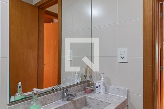 Banheiro de apartamento à venda com 2 quartos, 57m² em Cavalhada, Porto Alegre