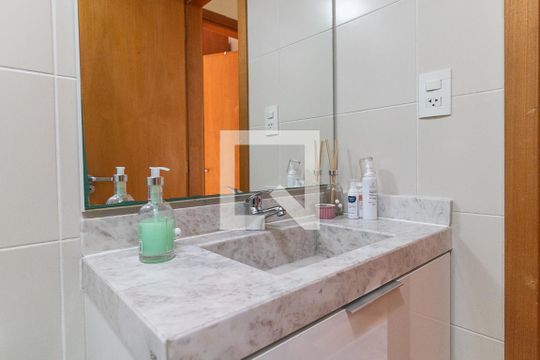 Banheiro de apartamento à venda com 2 quartos, 57m² em Cavalhada, Porto Alegre