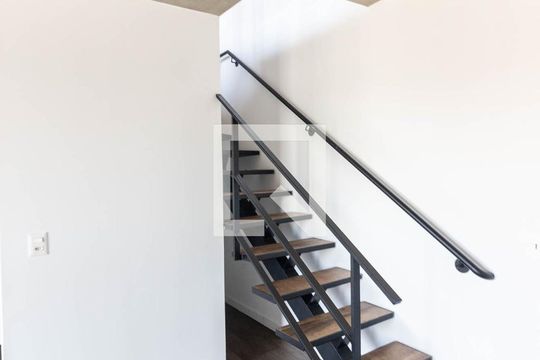 Escada de apartamento à venda com 1 quarto, 68m² em Santana, São Paulo