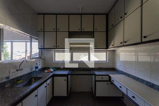 Cozinha de casa à venda com 3 quartos, 214m² em Jardim Marisa, São Paulo