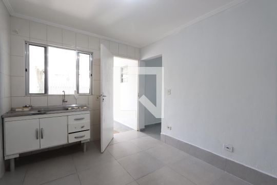 Cozinha de casa para alugar com 1 quarto, 56m² em Jardim Iva, São Paulo