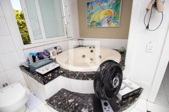 Banheiro quarto 1 de casa de condomínio à venda com 4 quartos, 660m² em Barra da Tijuca, Rio de Janeiro