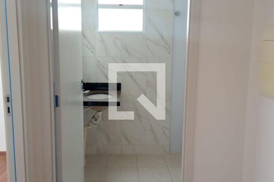 Banheiro de apartamento para alugar com 2 quartos, 45m² em Jardim Vitoria, Belo Horizonte
