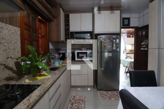 Cozinha  de casa à venda com 3 quartos, 200m² em Niterói, Canoas