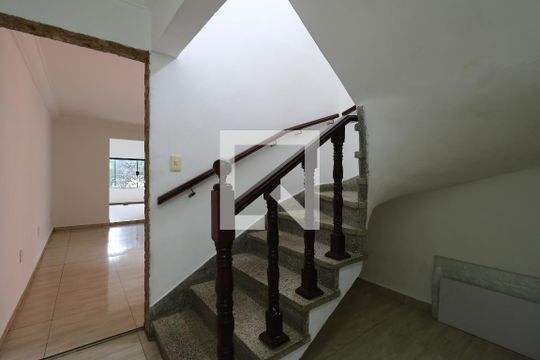 Corredor piso inferior de casa à venda com 3 quartos, 227m² em Jardim Ana Maria, Santo André