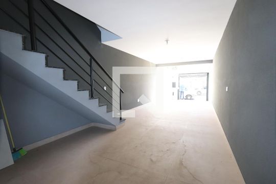 Garagem de casa à venda com 2 quartos, 144m² em Vila Antonieta, São Paulo