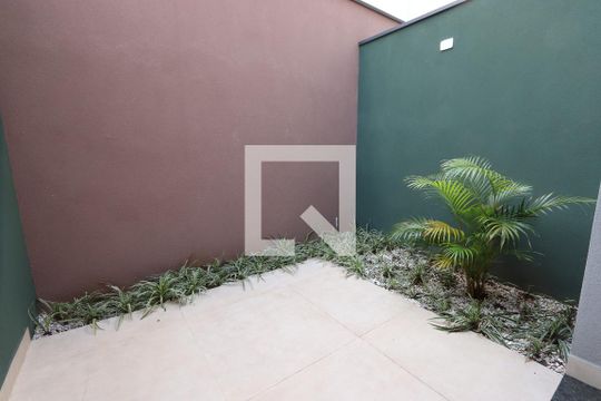 Quintal ajardinado de casa à venda com 2 quartos, 144m² em Vila Antonieta, São Paulo
