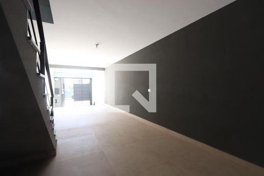Garagem de casa à venda com 2 quartos, 144m² em Vila Antonieta, São Paulo