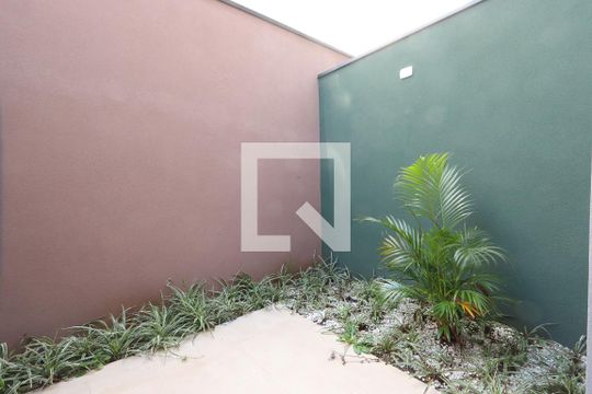 Quintal ajardinado de casa à venda com 2 quartos, 144m² em Vila Antonieta, São Paulo