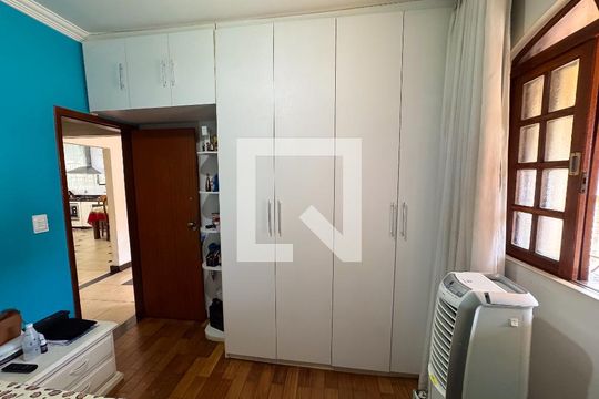 Quarto de casa à venda com 4 quartos, 200m² em Novo Eldorado, Contagem