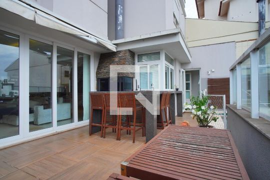 Quintal de casa à venda com 4 quartos, 453m² em Chácara das Pedras, Porto Alegre