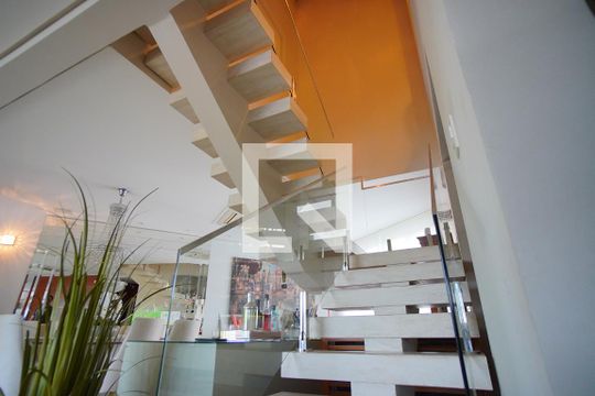 Escada - Segundo Andar de casa à venda com 4 quartos, 453m² em Chácara das Pedras, Porto Alegre