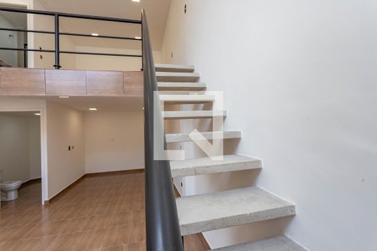 Escada de apartamento para alugar com 1 quarto, 55m² em Centro, Diadema