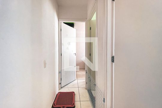 Corredor de apartamento para alugar com 2 quartos, 40m² em Jardim do Lago, Osasco