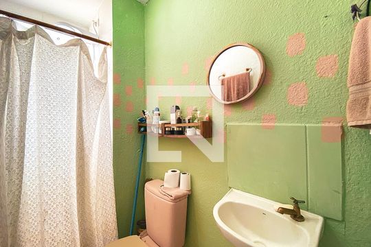 Banheiro de apartamento para alugar com 2 quartos, 40m² em Jardim do Lago, Osasco