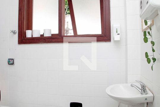 Banheiro 1 de casa à venda com 3 quartos, 647m² em Boa Vista, Porto Alegre
