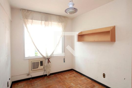 Quarto de apartamento à venda com 1 quarto, 55m² em Navegantes, Porto Alegre
