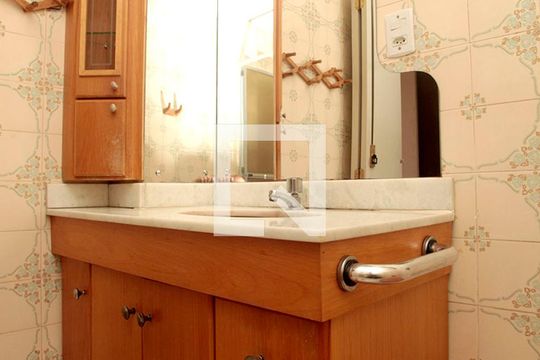 Banheiro de apartamento à venda com 1 quarto, 55m² em Navegantes, Porto Alegre