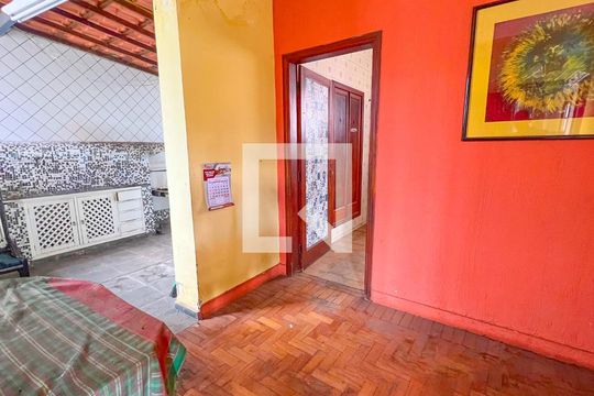 Casa à venda com 3 quartos, 380m² em Santa Efigênia, Belo Horizonte