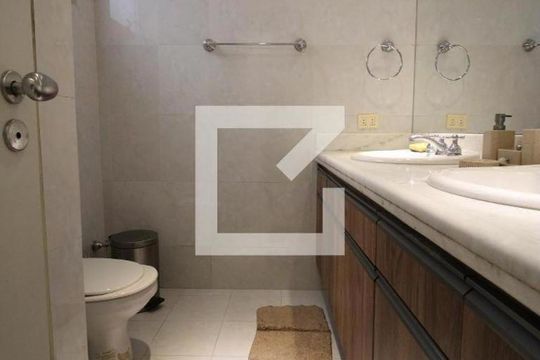 Detalhe do banheiro da suíte  de apartamento à venda com 4 quartos, 215m² em Lagoa, Rio de Janeiro