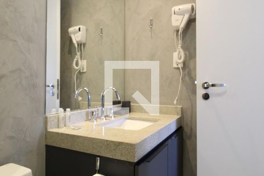 Banheiro da Suíte de kitnet/studio para alugar com 1 quarto, 29m² em Itaim Bibi, São Paulo