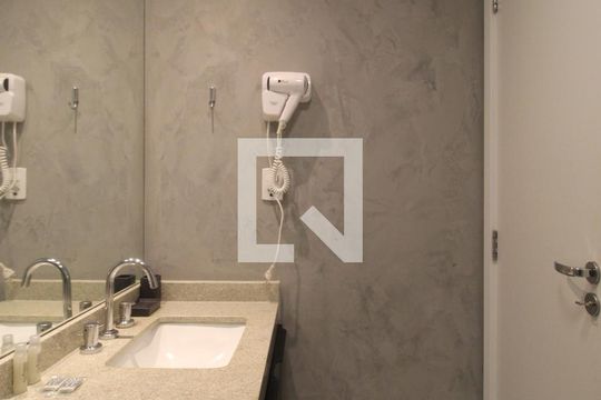 Banheiro da Suíte de kitnet/studio para alugar com 1 quarto, 29m² em Itaim Bibi, São Paulo