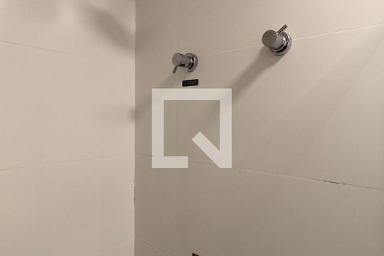 Banheiro da Suíte de kitnet/studio para alugar com 1 quarto, 29m² em Itaim Bibi, São Paulo