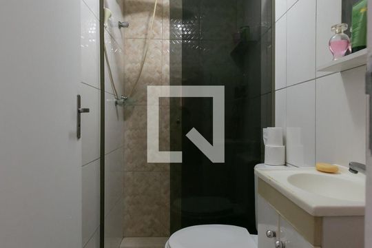 Banheiro de apartamento à venda com 4 quartos, 98m² em Vila Carmosina, São Paulo
