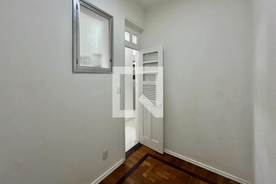 Quarto de Serviço de apartamento para alugar com 2 quartos, 80m² em Laranjeiras, Rio de Janeiro