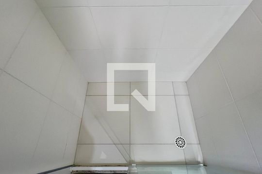 Banheiro de kitnet/studio à venda com 1 quarto, 24m² em Pinheiros, São Paulo
