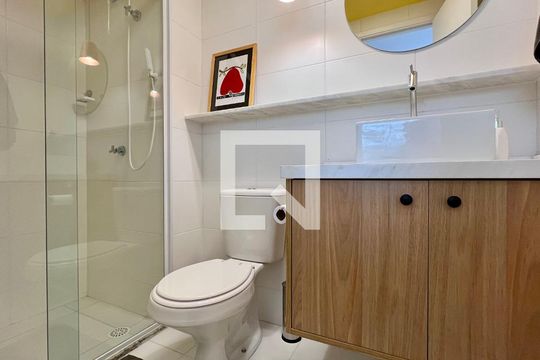 Banheiro de kitnet/studio à venda com 1 quarto, 24m² em Pinheiros, São Paulo