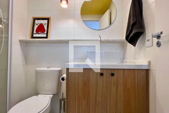 Banheiro de kitnet/studio à venda com 1 quarto, 24m² em Pinheiros, São Paulo