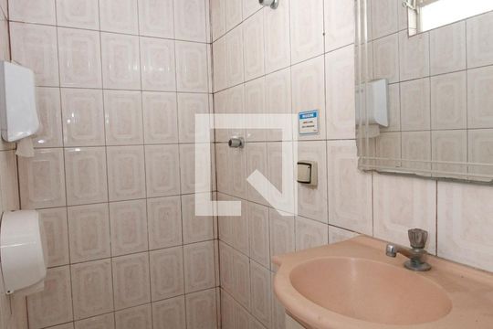 Banheiro 1 de casa para alugar com 2 quartos, 150m² em Vila Sonia, São Paulo