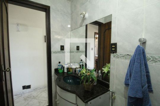Banheiro social 1 de casa de condomínio à venda com 4 quartos, 355m² em Taquara, Rio de Janeiro